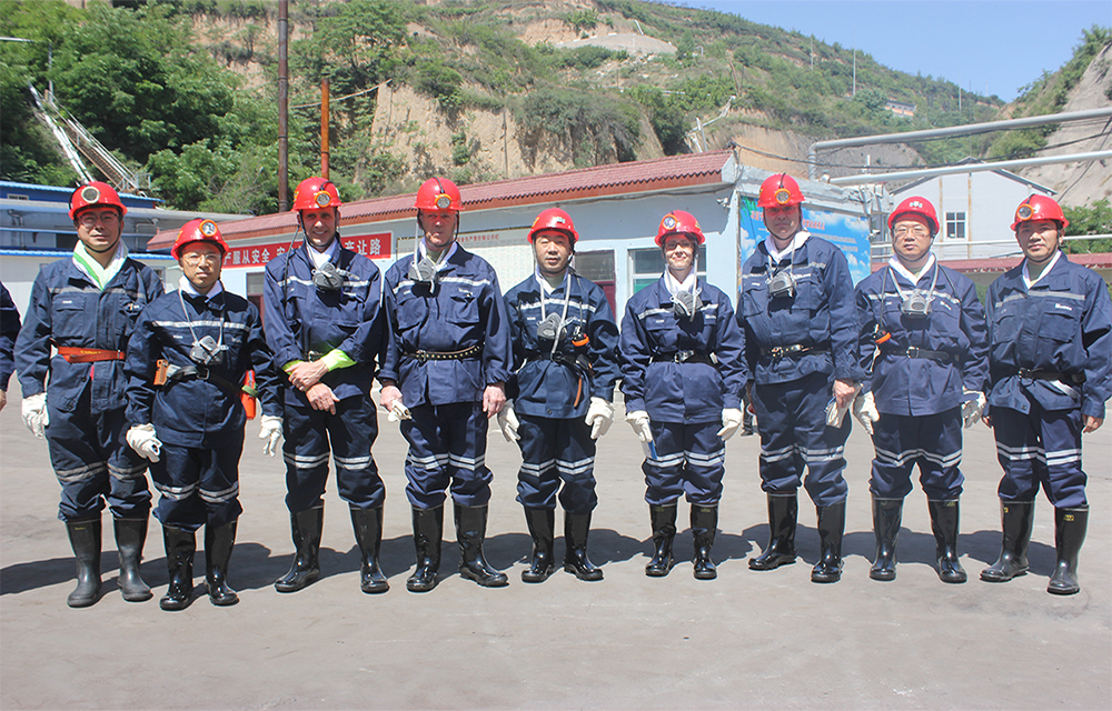 联合国专家在“最佳实践”示范腾晖煤业瓦斯项目现场.jpg